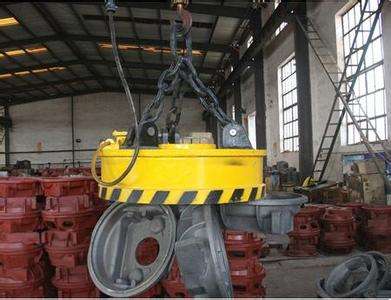 電磁吸盤起重作業中 電磁吸盤起重作業中